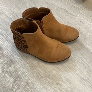 Leopard zip up boot.